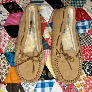 Minnetonka Women's Tan Moccasins Slippers